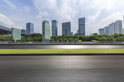 全景天际线和现代商业办公建筑与空的道路，空的混凝土广场地板