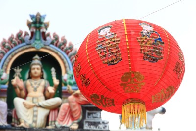 新加坡的印度教寺庙里挂着中国灯笼