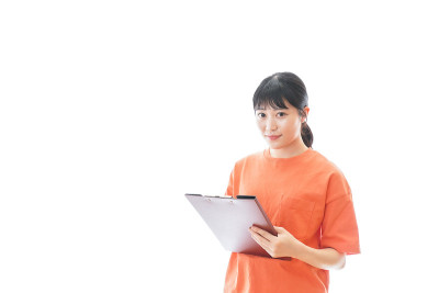年轻的体育教练拿着锉刀