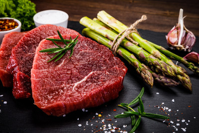 切板上的新鲜生牛肉