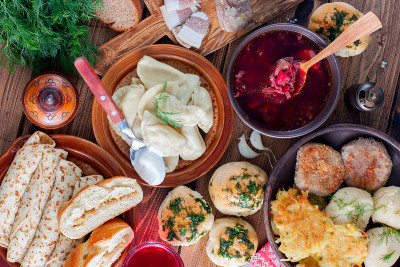 乌克兰菜中的传统食物——罗宋汤、vareniki、培根、肉汤、nalgovniki、基辅的肉排、dr