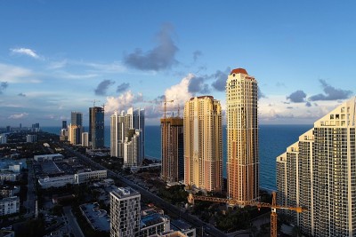 海景日落鸟瞰图。阳光群岛海滩，迈阿密，美国。伟大的景观。假期旅行。热带旅行。