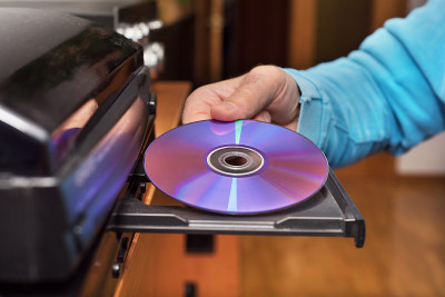 手持DVD插入到视频播放器