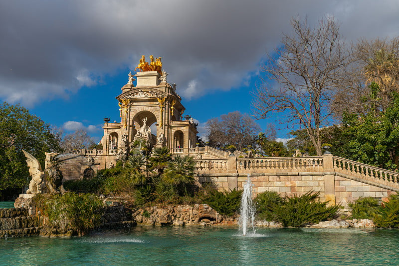 西班牙巴塞罗那公园城堡的瀑布喷泉。这个公园也被称为Parc de la Ciutadella。位于西