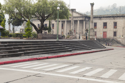 在危地马拉历史中心奎扎尔特南戈的破旧高速公路上有白色斑马线的街道。
