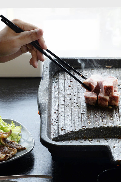 人们在烤韩式烤肉