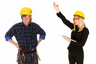愤怒的女商人和建筑工人