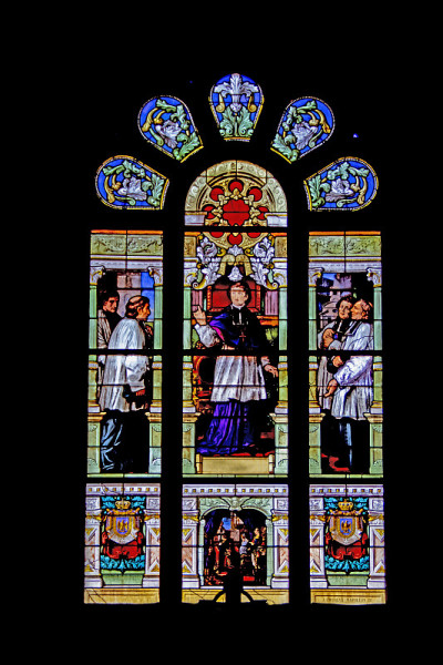 Sainte-Anne-d 'Auray。圣安妮大教堂的窗户。Morbihan。布列塔尼