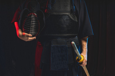 裁剪剑道男性持有头盔和shinai剑在手中