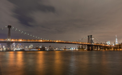布鲁克林、曼哈顿和威廉斯堡大桥的夜景。长曝光照片拍摄。