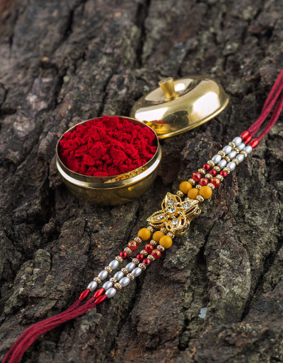 印度节日:Raksha Bandhan背景与优雅的Rakhi，米粒和Kumkum。一种传统的印度腕带