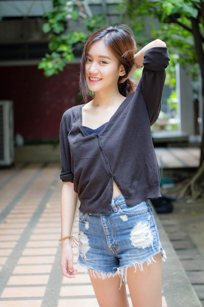 泰国成年美丽的女孩放松和微笑