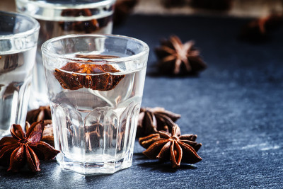 用玻璃杯自制的茴香甜酒