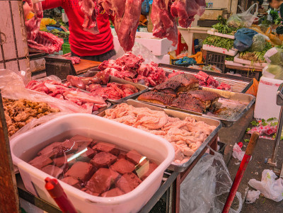 炒五花肉和生猪肉在中国长沙的新鲜市场