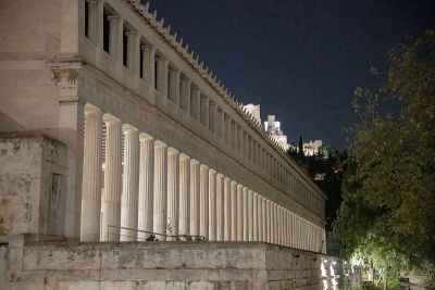 雅典阿塔罗斯岛的夜晚