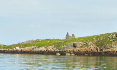 蓝天和阳光明媚的一天，Fort, Martello塔，Saint Begnet教堂在Dalkey岛，
