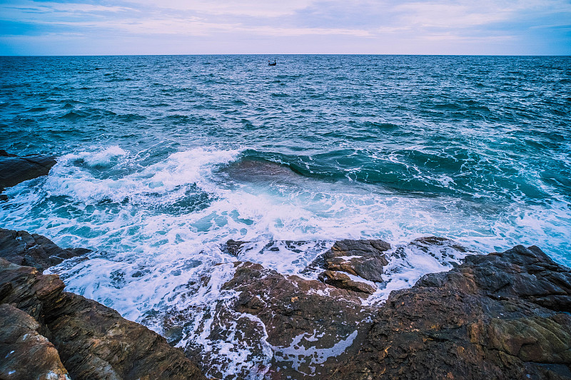 海，海，浪，岩景观，蓝天。自然海景度假时间。