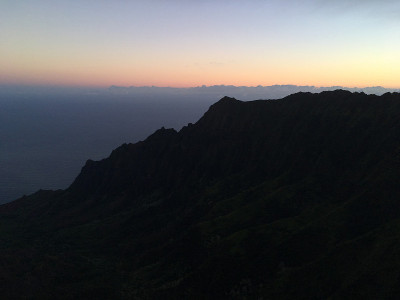 夏威夷考爱岛威美亚峡谷卡拉劳山谷的黎明。