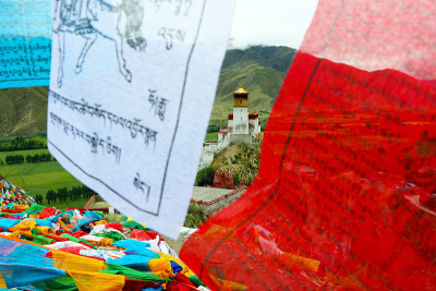 在经幡旗之间的云布拉岗要塞(西藏)。