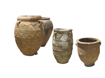 古代陶土米诺斯装饰双耳罐孤立