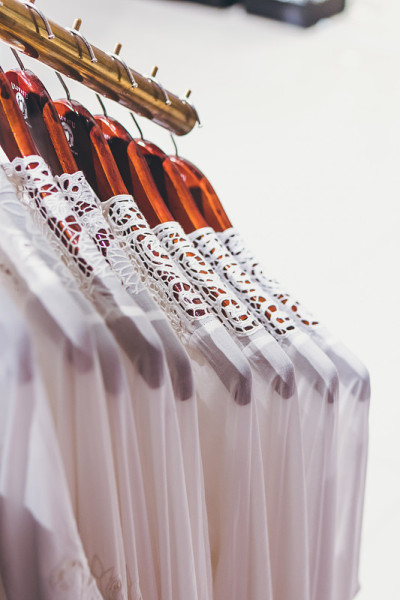 女人的衣服在商店里。时尚商店。购物中心