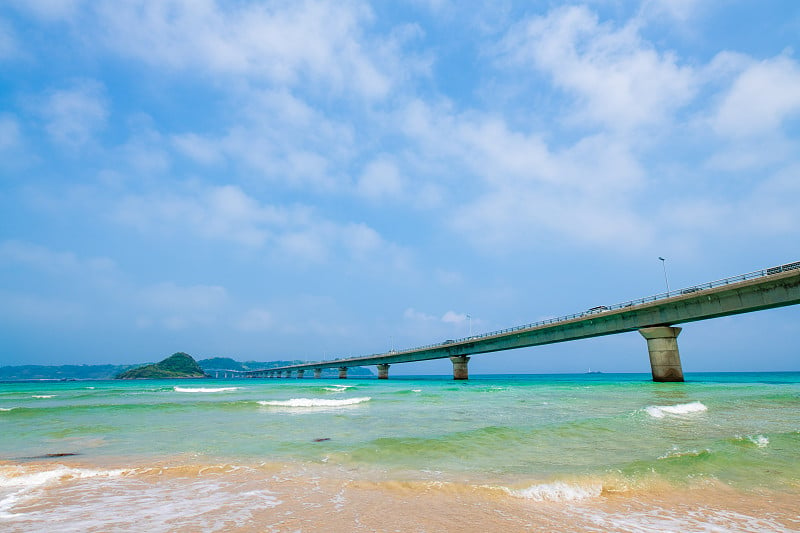 日本山口县的津岛大桥和美丽的蓝天海景