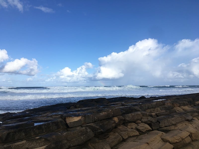 夏威夷考艾岛冬季雨天的波利黑尔海滩。