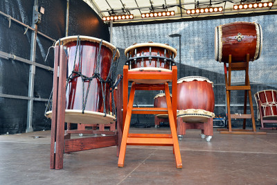 传统的日本木制Taiko鼓，“平户”和“Okedo”鼓在前景和“O-Daiko”和“Nagado”鼓