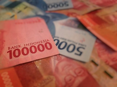 印尼盾钞票价值50,000印尼盾(50,000,00)和100,000印尼盾(100,000,00)