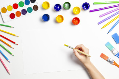 孩子们开始用美术用品在桌子上画画，俯视图