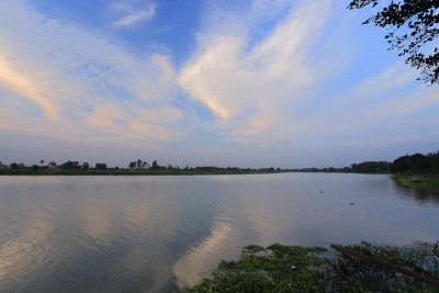 日落和河