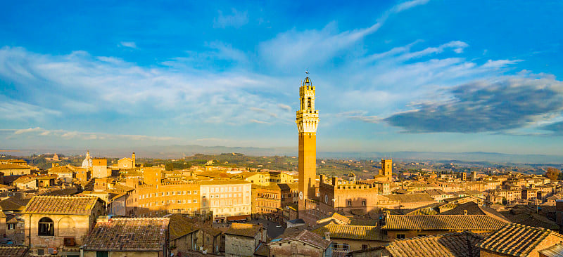 Siena cityscape日落，showing广场del Campo和Torre del Man