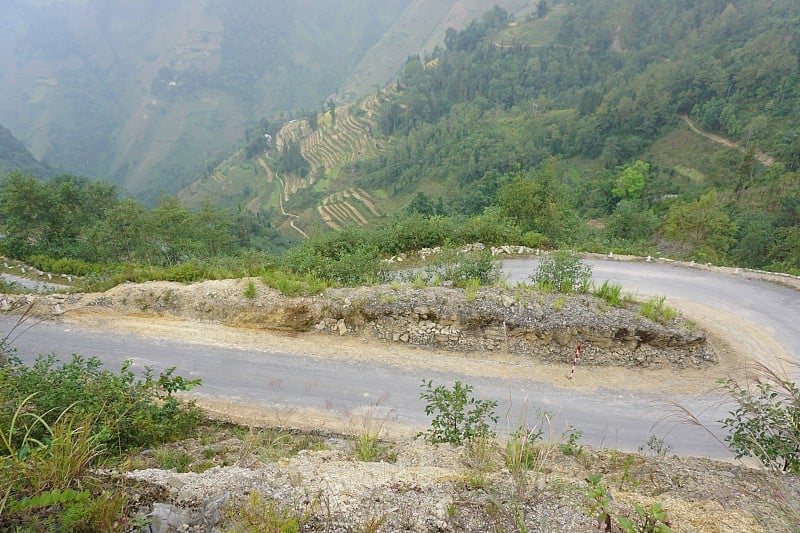 顺化海凡关隘上的山路