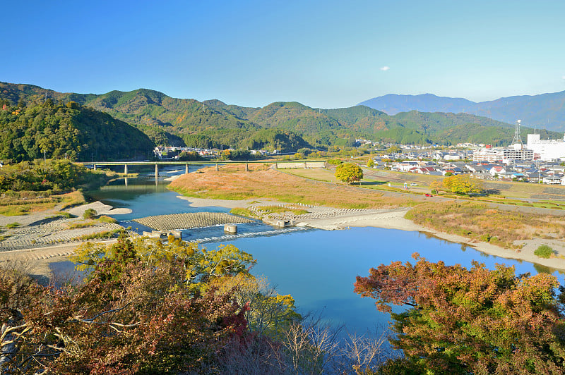 日川河和小津市，日本