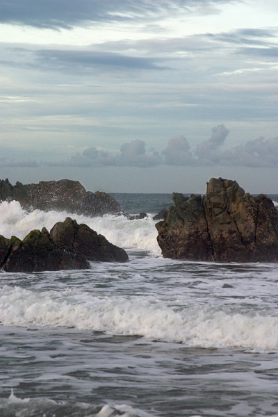 海浪撞击岩石