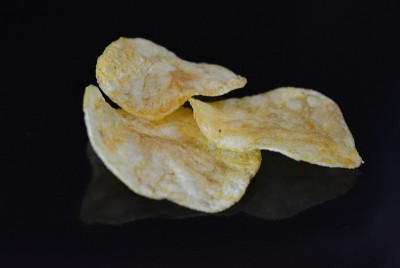 在黑色光泽的背景上，放置着香咸新鲜的土豆核，带有奶酪的味道。