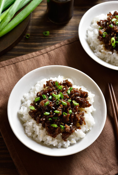 韩国牛肉和米饭碗