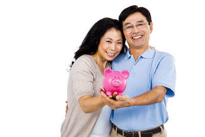 幸福的夫妇抱着一个存钱罐