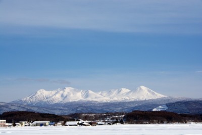 蓝天和雪山