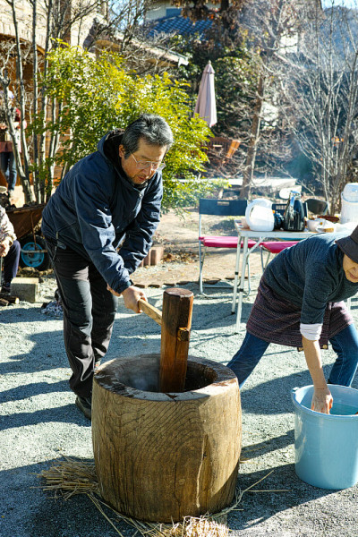 一对老夫妇在日本做麻糬庆祝新年