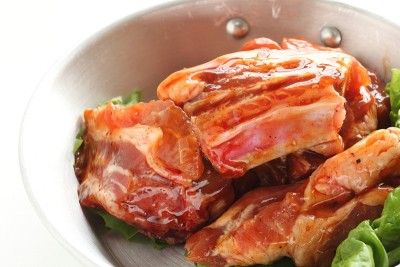 韩式料理，卤制猪肋排作烧烤烹饪之用