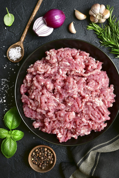 黑碗里自制的肉末
