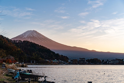 富士山鸟瞰图。日本的标志性山峰。富士山傍晚日落景观，川口町，山梨，日本。