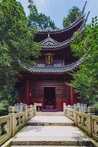 中国杭州灵隐寺附近通往中国传统亭子的小路