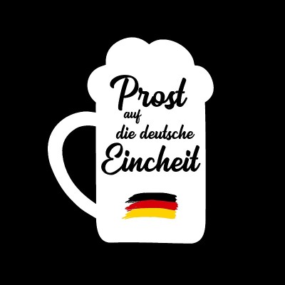 手绘啤酒杯上写着“Prost auf die deutsche Eincheit”，用德语翻译为“为