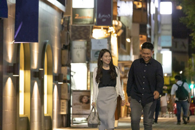 青年男女晚上在市中心愉快地散步