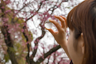 拿着玻璃珠子的日本妇女