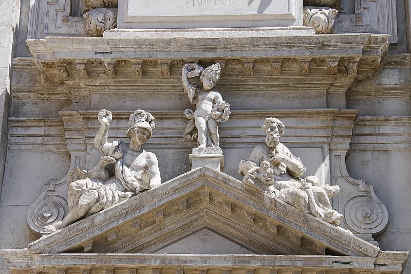 位于意大利威尼斯的圣摩西教堂(Basilica di San Moise)正面的一部分