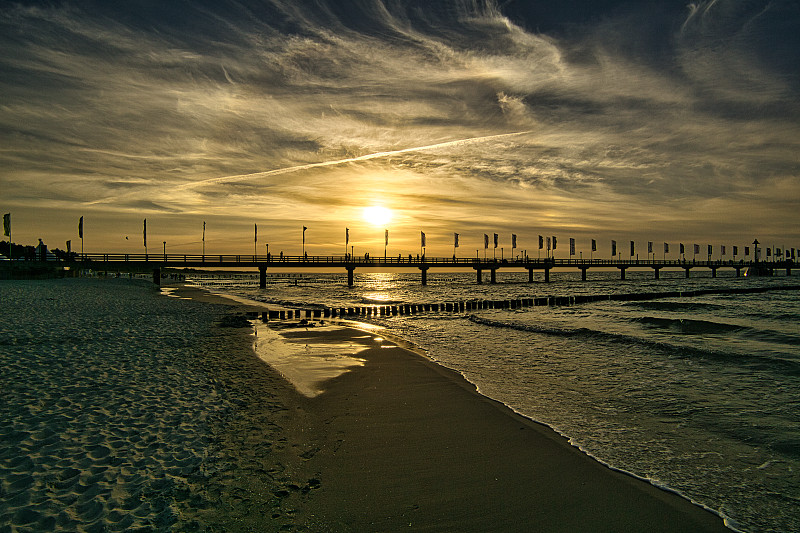 在波罗的海海岸的zingst。进入水中的码头和格罗恩河。