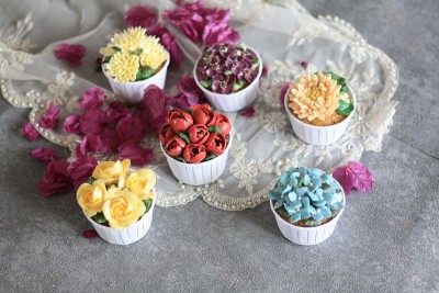 特制奶油花纸杯蛋糕